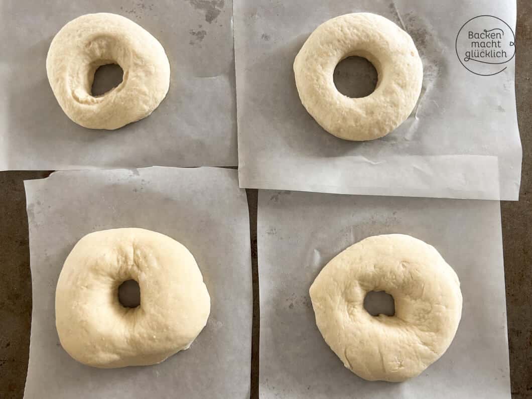 Rohe Bagels auf Backpapier gehen lassen