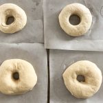 Rohe Bagels auf Backpapier gehen lassen