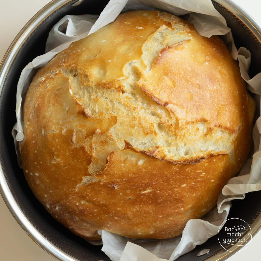 Fertig gebackenes No Knead Bread mit knuspriger Kruste