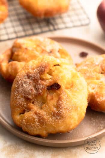 Apfelkrapfen aus Hefeteig mit Rosinen