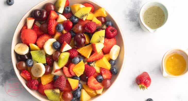 bunter Obstsalat mit Dressings