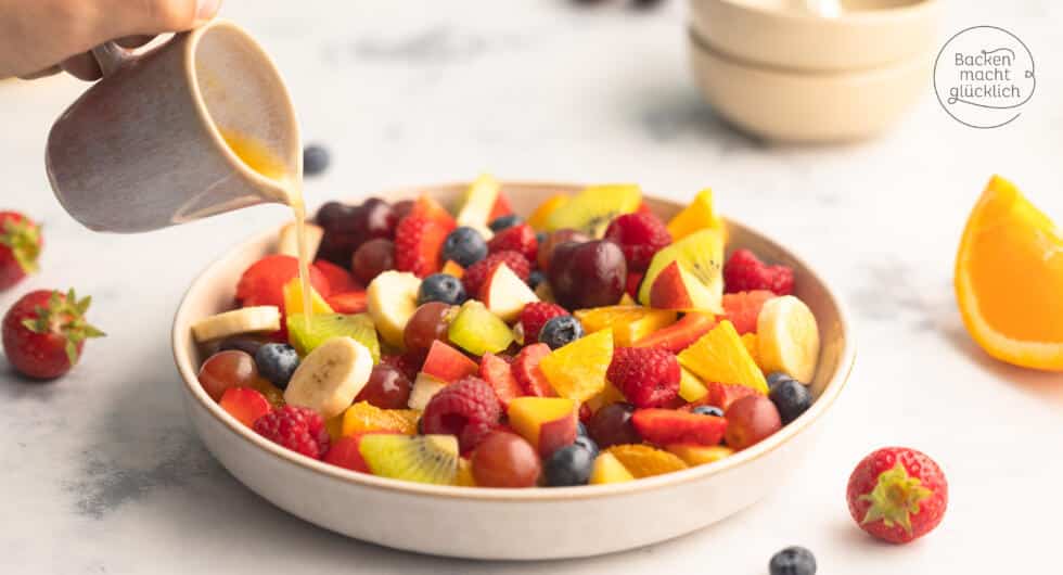 Frischer selbstgemachter Obstsalat mit Dressing