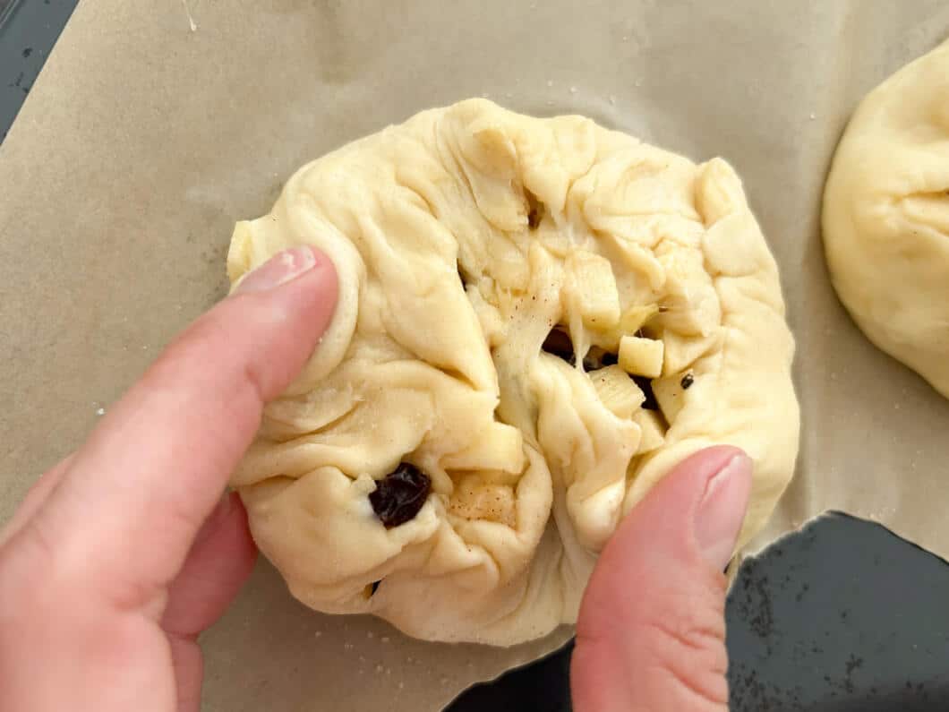 roher Hefeteig-Apfelkrapfen beim Formen