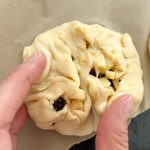 roher Hefeteig-Apfelkrapfen beim Formen