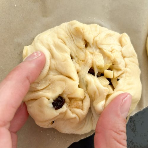 roher Hefeteig-Apfelkrapfen beim Formen