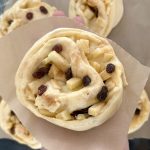 ungebackener Apfelkrapfen auf Stück Backpapier