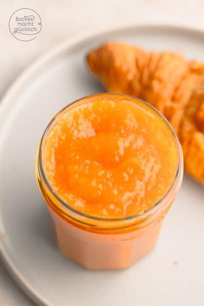 leuchtend orange selbstgemachte Aprikosenmarmelade