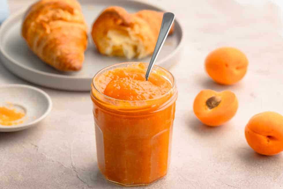 selbstgemachte Aprikosenmarmelade mit Zitronensaft