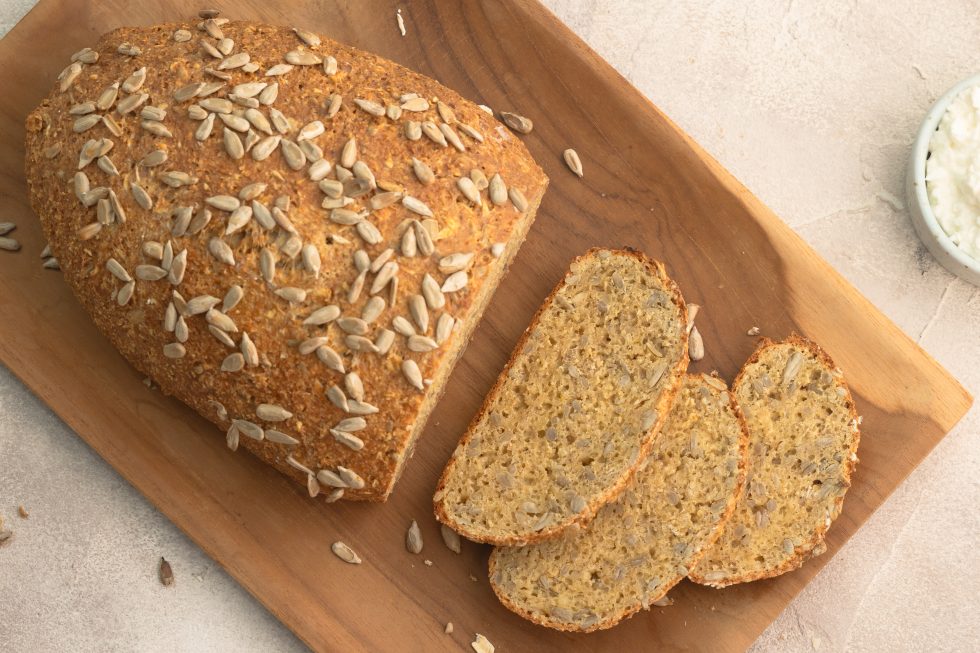 High Protein Brot mit Hüttenkäse und Sonnenblumenkernen