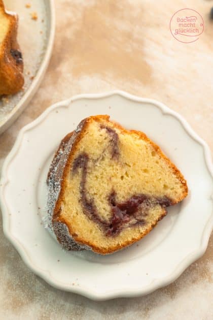 Stück Marmeladen-Joghurt-Kuchen aus Rührteig