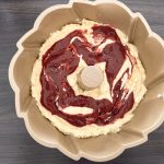 Kuchenteig mit Marmelade verwirbelt in Gugelhupfform vor dem Backen