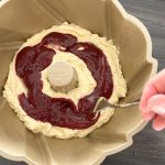 Marmelade wird mit Gabel durch Rührteig in Gugelhupfform gezogen