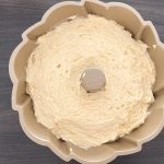 Roher Rührteig für Marmeladenkuchen in gefetteter Gugelhupfform vor dem Backen