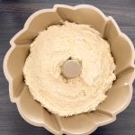 Roher Rührteig in Gugelhupfform vor dem Backen
