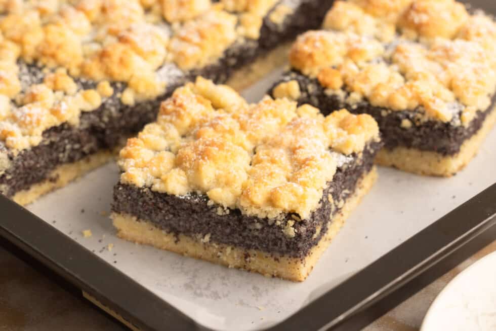 Mohnkuchen mit saftiger Mohn-Pudding-Füllung und vielen Streuseln