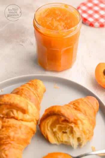 Omas Aprikosenmarmelade zum Fr&uuml;hst&uuml;ck mit Croissants