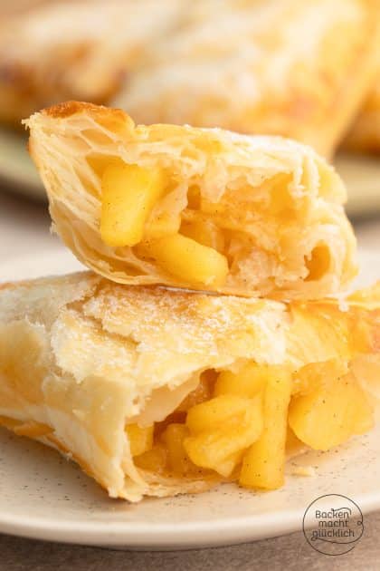 aufgebrochene selbstgemachte Apfeltaschen