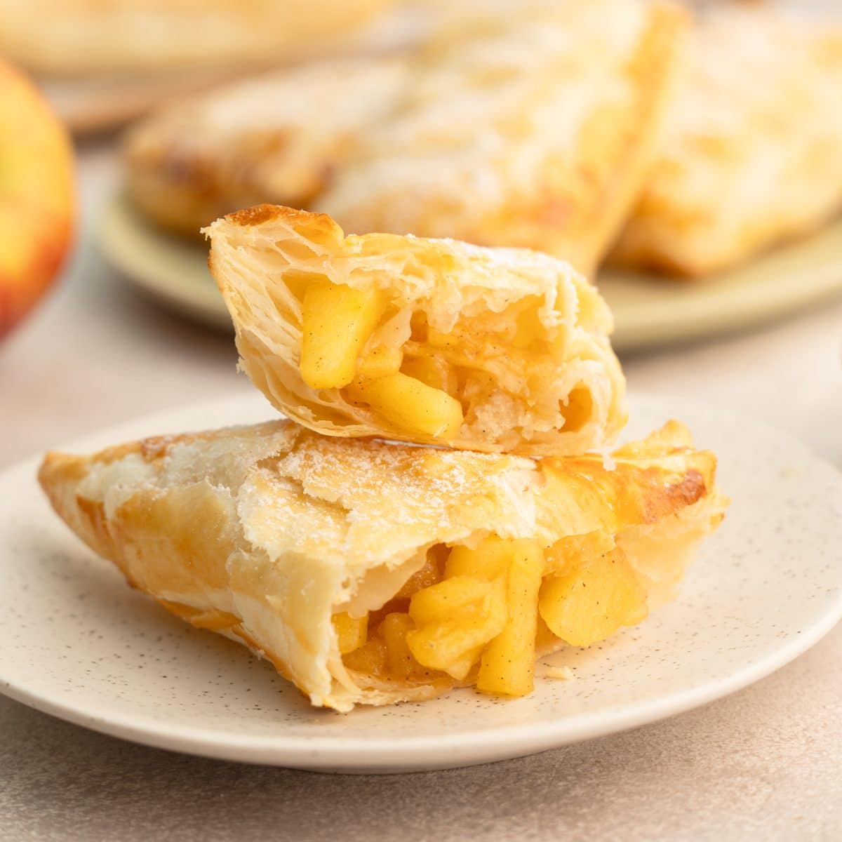 selbstgemachte Apfeltaschen mit Apfel-Zimt-Füllung und Blätterteig