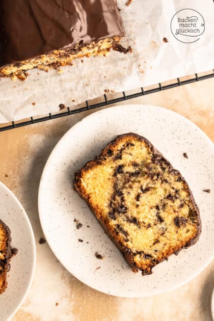 Kuchenscheibe mit Schokostreuseln und gehackter Schokolade