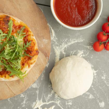 Pizza wie vom Italiener mit wenig frischer Hefe neben frisch gebackener Pizza