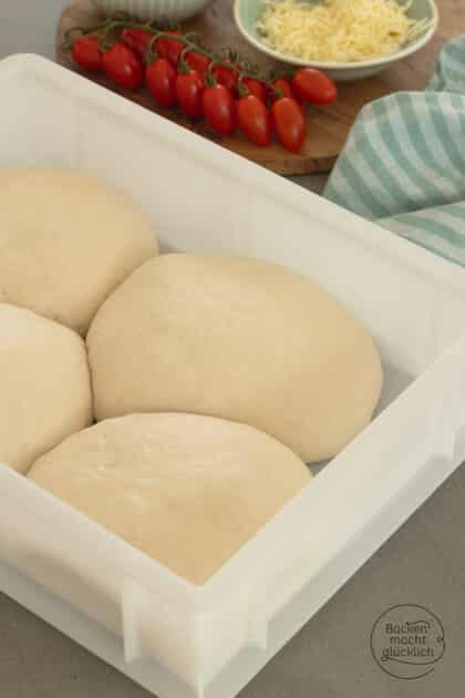 aufgegangene Pizzateig-Kugeln