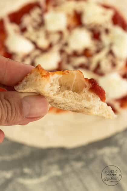 selbstgemachte 24 Stunden Pizza mit fluffigem Rand