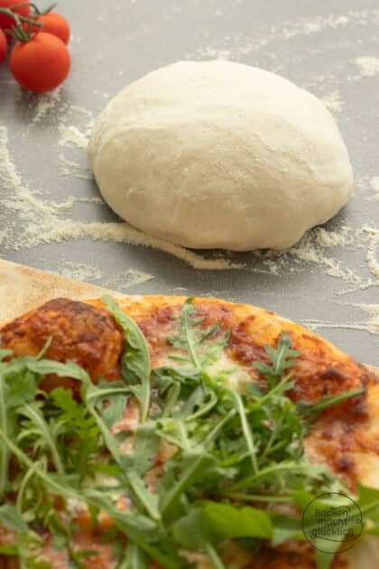 Pizzateig mit frischer Hefe vor dem Backen