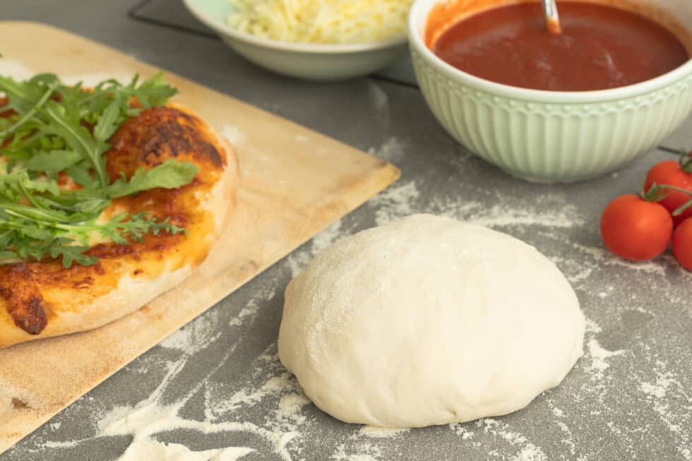 Kugel Pizzateig mit frischer Hefe wie vom Italiener