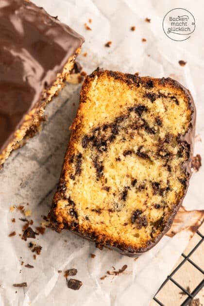 Anschnitt Stracciatella-Rührkuchen mit grob gehackter Zartbitterschokolade im Teig