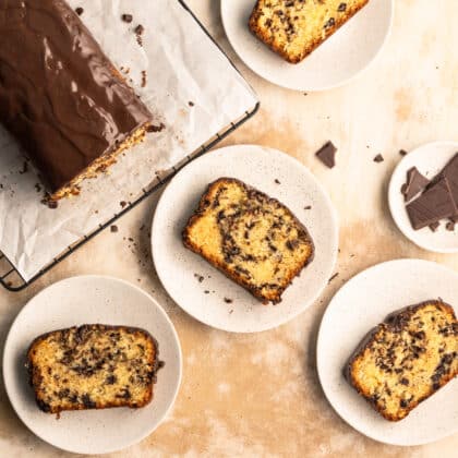 Fertiger Stracciatella-Kuchen mit dunklem Guss und Schokolade