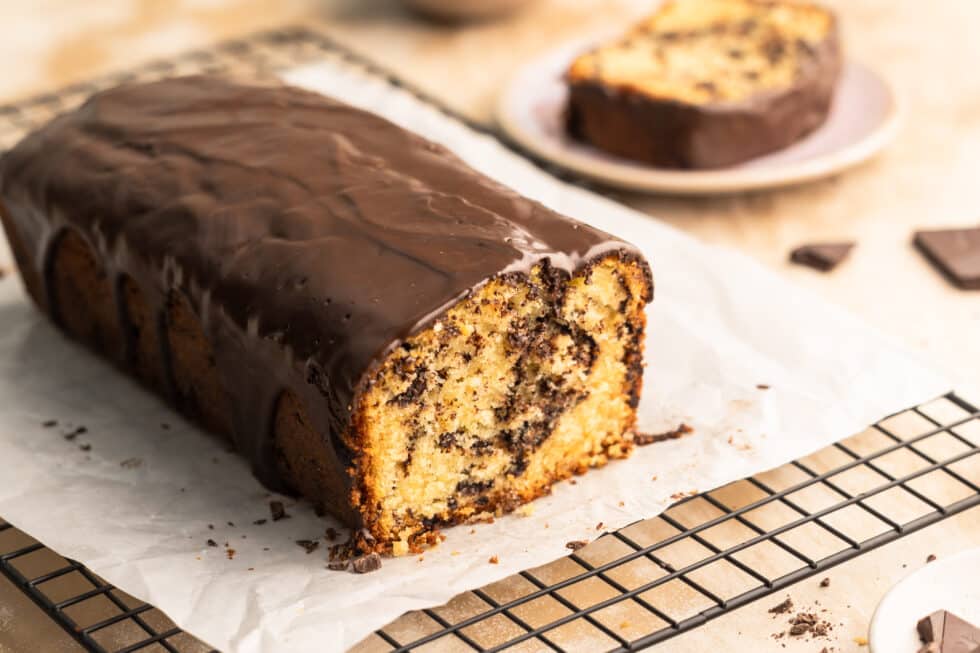 Stracciatella-Kuchen aus der Kastenform mit Schokoguss