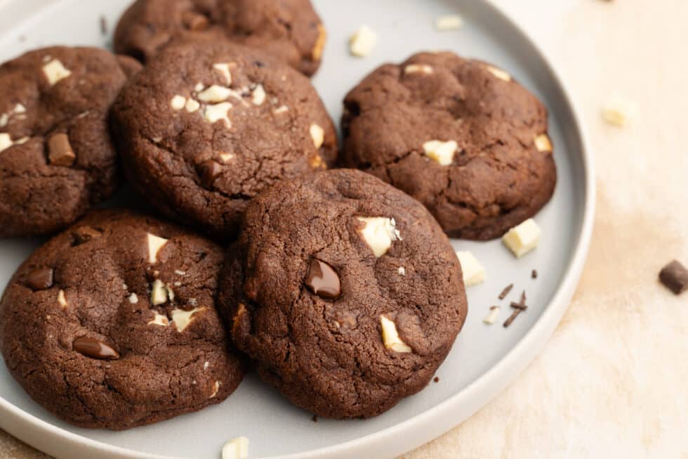 weiche Triple Chocolate Cookies auf einem Teller