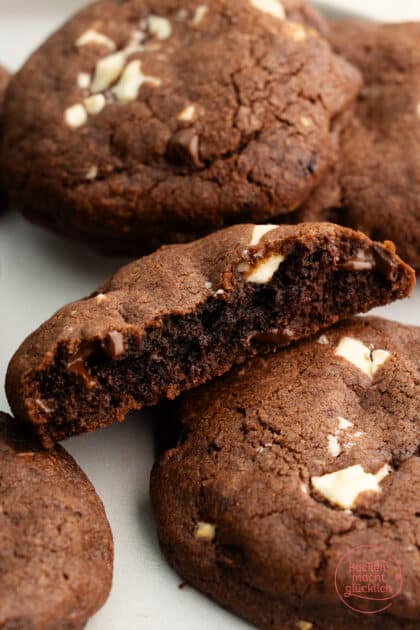 halbierter Triple Chocolate Cookie mit weichem Teig
