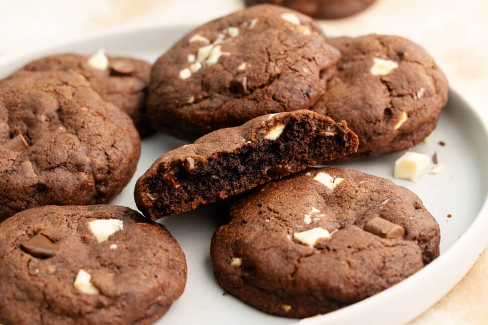 angegebissener Triple Chocolate Cookies mit weßer Schokolade, Vollmilch und Zartbitterschokolade