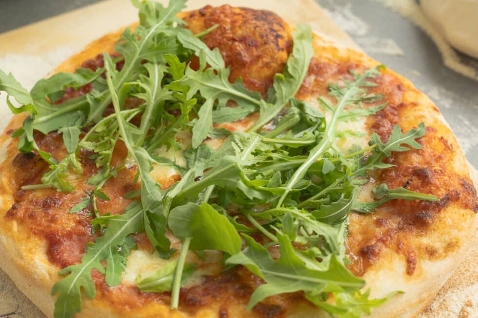 selbstgemachte Pizza mit Über-nacht-Gare und Rucola belegt