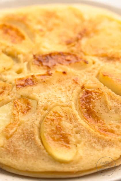 Apfelzimt-Pfannkuchen in der Nahaufnahme mit karamellisierten Äpfeln