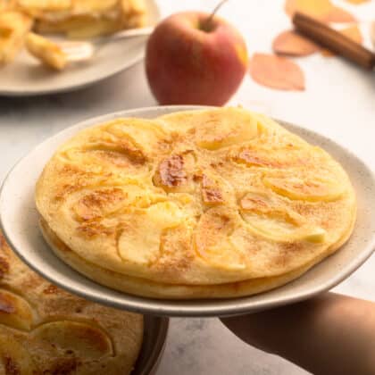 dicke frisch gebackene Apfel-Pfannkuchen nach Omas Rezept