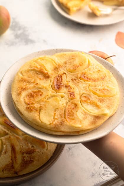 frisch gebackener Apfelpfannkuchen mit Apfelspalten