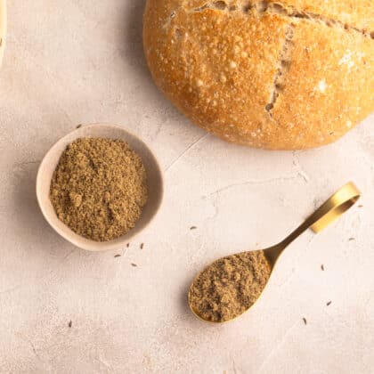 selbstgemachtes Brotgewürz neben Brot