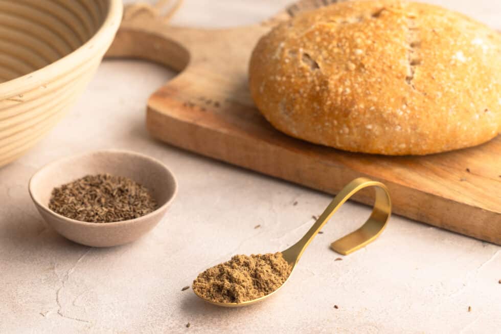 Brotgewürz selbstgemacht auf Löffel für selbstgebackene Brote