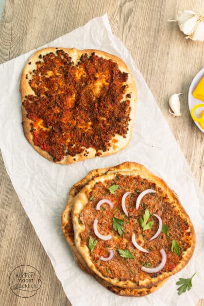 Türkische Pizza vegetarisch sowie klassisch mit Hackfleisch im Vergleich