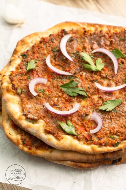 Selber gemachte Lahmacun Fladen belegt