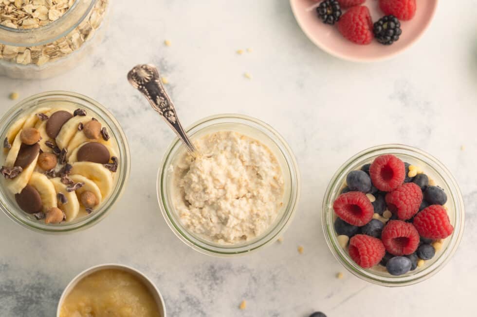 Gläser mit selbstgemachten Overnight Oats und Obst und Toppings
