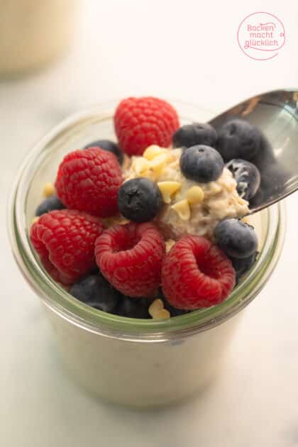 Glas cremige Overnight Oats mit Beeren