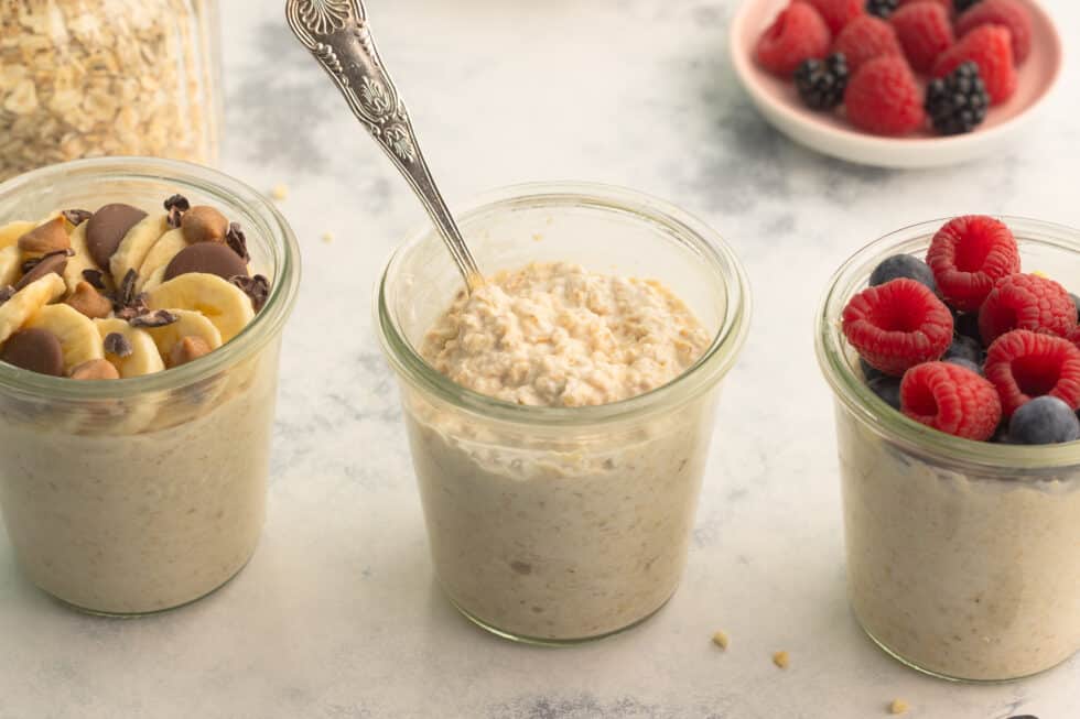 Cremige Overnight Oats mit Joghurt in Gläsern als Frühstück