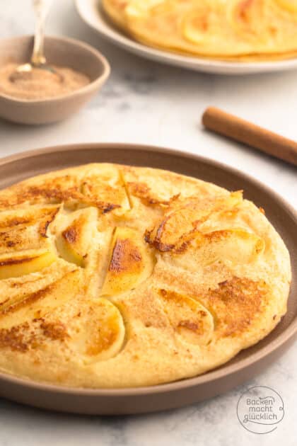 Teller mit fluffigem Apfel-Pfannkuchen