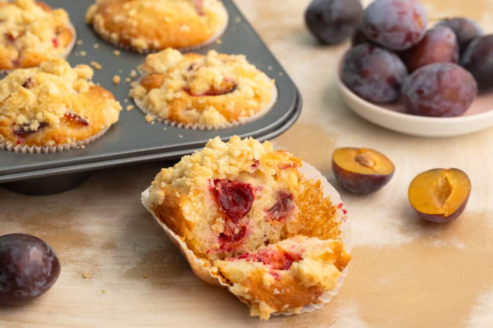 saftiger aufgebrochener Zwetschgenmuffin mit sichtbaren Zwetschgen