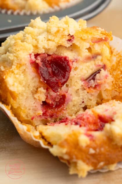 angegebissener Muffins mit Zwetschgen und Streuseln
