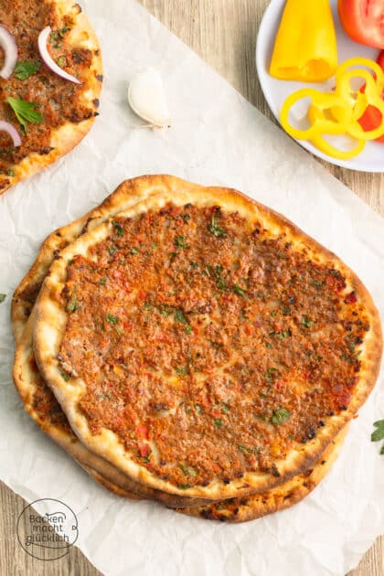 zwei Fladen Lahmacun mit Hackfleisch