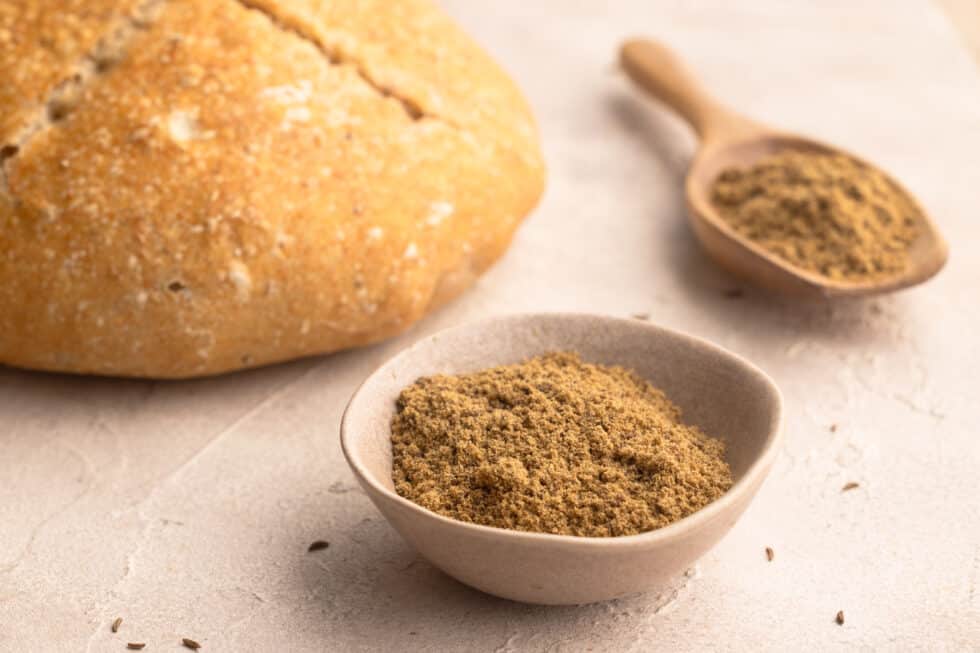 selbstgemachtes Brotgewürz in einem Schüsselchen neben Brot